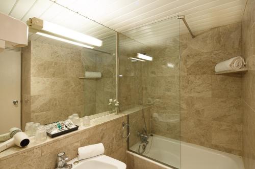 y baño con ducha, aseo y lavamanos. en Alp Hotel Masella, en La Masella