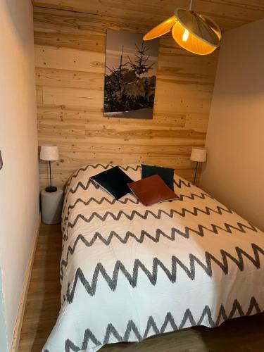 Postel nebo postele na pokoji v ubytování Le chalet des rêves - La Roche Blanche