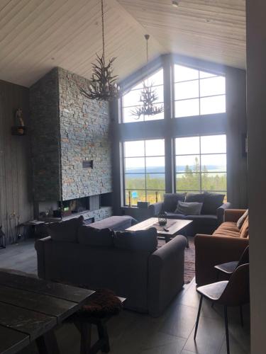 sala de estar con sofás y ventana grande en Fjällhem, en Sälen