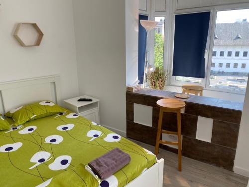 una camera da letto con un letto con un piumone verde di Central Old Town Studio a Bucarest