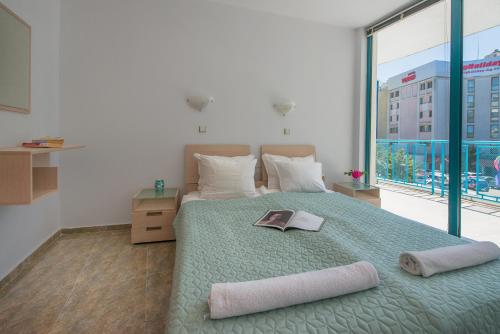 Ένα ή περισσότερα κρεβάτια σε δωμάτιο στο Top-located Beach Apartment with Balcony