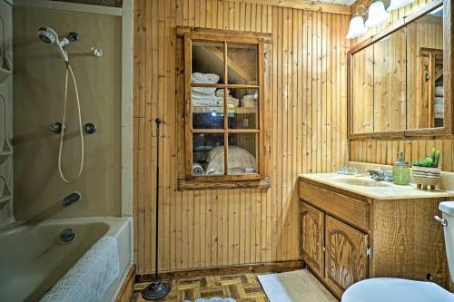 y baño con bañera, lavamanos y ducha. en Charming Pioche Apartment on Main St Near Hiking!, en Pioche