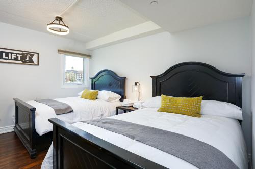 Ένα ή περισσότερα κρεβάτια σε δωμάτιο στο Blue Mountain, 3 BR - 108 Mountain Walk Chalet