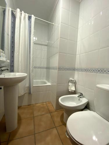 Bilik mandi di Hostal Mellizo