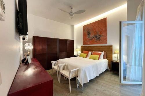 um quarto com uma grande cama branca e um espelho em Luxury Family Holiday Homes - Chinorros Fuengirola em Fuengirola