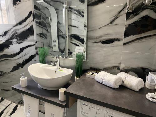 łazienka z umywalką i blatem z lustrem w obiekcie Ninemia luxury apartments w mieście Xylokastron