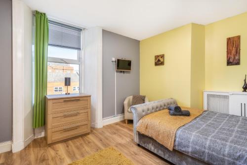 Una cama o camas en una habitación de CITY CENTRE en-suite rooms