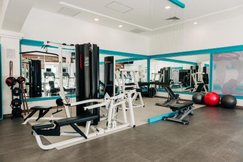 Posilňovňa alebo fitness centrum v ubytovaní Plaza Hotel and Suites