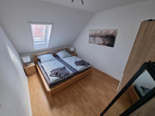 Habitación pequeña con cama y ventana en Oberdeck, en Neuharlingersiel