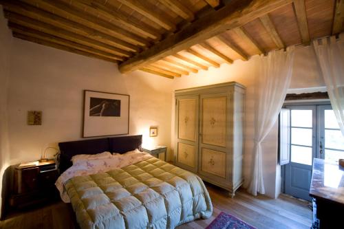 a bedroom with a bed and a large window at Gli Archi in Monteriggioni