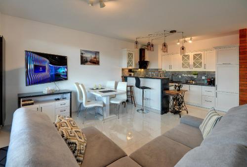 Lodz4rent - Premium Apartments - MANUFAKTURA - Garaż - Wakacje 2024 tesisinde mutfak veya mini mutfak