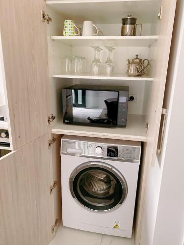 Η κουζίνα ή μικρή κουζίνα στο Close to Arena and one kilometer from Railway station onsite EV car park