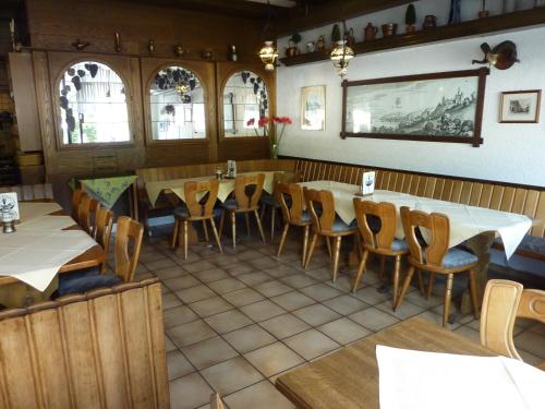 a restaurant with tables and chairs in a room at Hotel am Markt Sankt Goar in Sankt Goar