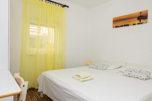 Postel nebo postele na pokoji v ubytování Apartments Matija - 30m from sea