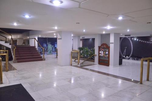 Lobby alebo recepcia v ubytovaní Embaixador Hotel e Centro de Eventos by Fast10 Hotéis - Estamos localizado na parte alta do Centro
