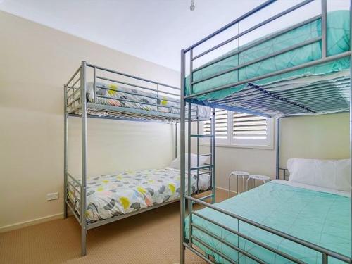 1 dormitorio con 2 literas y 1 cama en Bella on Jervis by Experience by Jervis Bay, en Vincentia