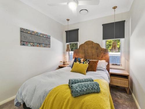 Un pat sau paturi într-o cameră la The Nest by Experience Jervis Bay