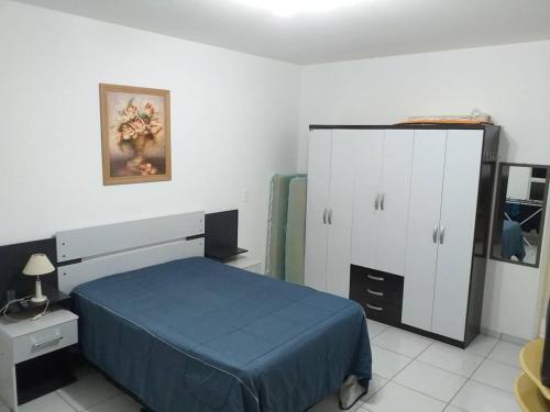 Rúm í herbergi á Apartamento no Mar Grosso em Laguna SC.