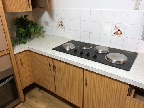 A kitchen or kitchenette at CAMPBELLTOWN HOLIDAY HOME 3 BED + FREE PARKING NCA039