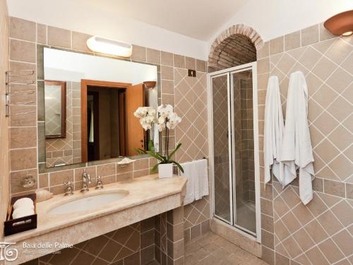 een badkamer met een wastafel en een douche bij Spacious Holiday Home in Sardinia with Swimming Pool in Pula