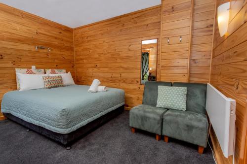Giường trong phòng chung tại Nelson City TOP 10 Holiday Park