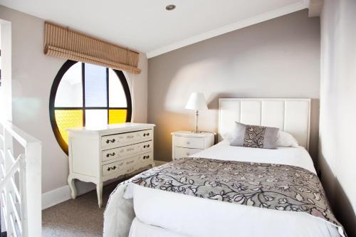 Tempat tidur dalam kamar di Mito Casa Hotel