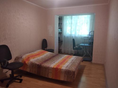 チョロノモスクにあるHolidayのベッドルーム1室(ベッド1台、デスク、椅子付)