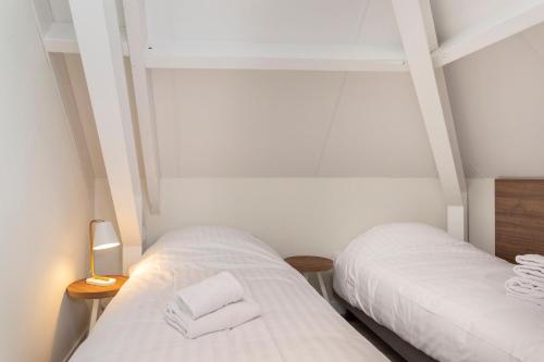 Tempat tidur dalam kamar di Appartement Waterrijck Sneekermeer, Sneek - Offingawier