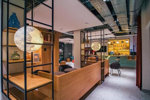 a room with glass shelves and a bar at ibis Styles Albertville in Albertville