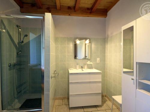 Um banheiro em Gîte Saint-Romain-d'Urfé, 5 pièces, 9 personnes - FR-1-496-36