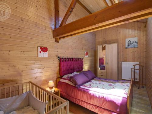Cama ou camas em um quarto em Gîte Saint-Romain-d'Urfé, 5 pièces, 9 personnes - FR-1-496-36