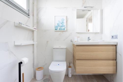 un baño con inodoro y lavabo en SOTAVENTO Cactus by Sunkeyrents, en Granadilla de Abona