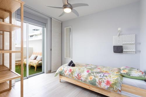 Un dormitorio con una cama y una escalera con balcón. en SOTAVENTO Cactus by Sunkeyrents, en Granadilla de Abona