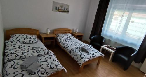 ein kleines Schlafzimmer mit 2 Betten und einem Fenster in der Unterkunft Guest House Jovanovic in Melenci