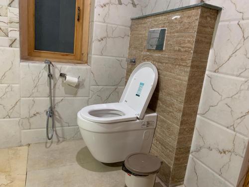 łazienka z toaletą z podwiniętą pokrywą w obiekcie Adu's Eternal Comfort w mieście Leh