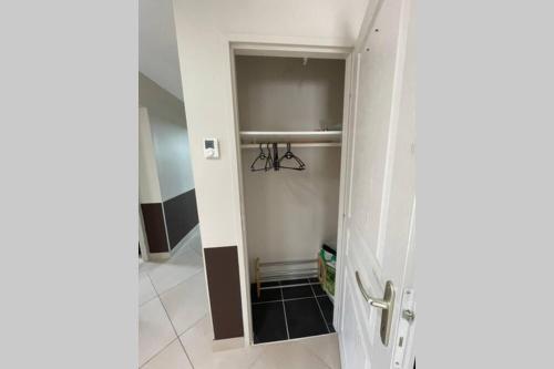 eine Tür zu einem Bad mit begehbarem Kleiderschrank in der Unterkunft Superbe appartement avec 2 Chambres - 9 Personnes - Parking Privé in Tournon-sur-Rhône