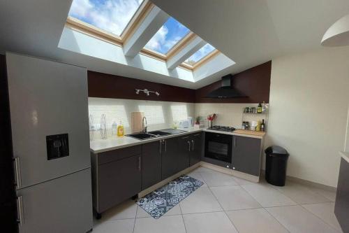 eine große Küche mit einem Oberlicht in der Decke in der Unterkunft Superbe appartement avec 2 Chambres - 9 Personnes - Parking Privé in Tournon-sur-Rhône