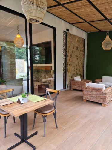 a living room with a wooden table and chairs at Casa Hotel Bremen in Circasia