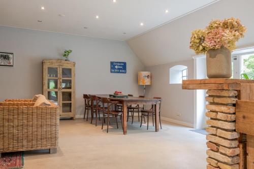 a dining room with a table and chairs at Aldehoeve-logies in Workum