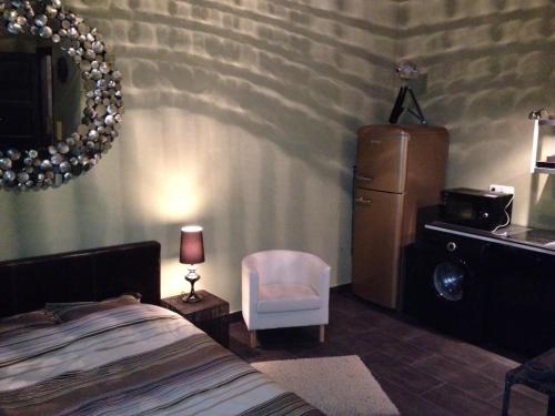 1 dormitorio con cama, espejo y silla en Smart Apartments en Budapest
