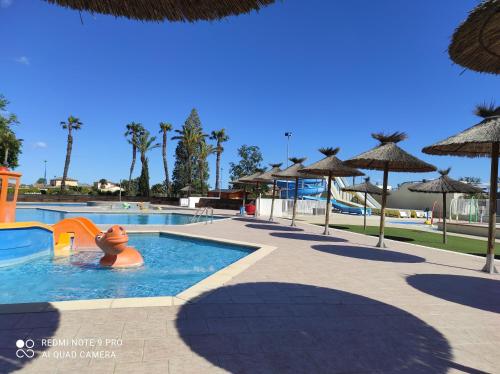 Bazén v ubytování MOBIL HOME 6 personnes TOUT CONFORT nebo v jeho okolí