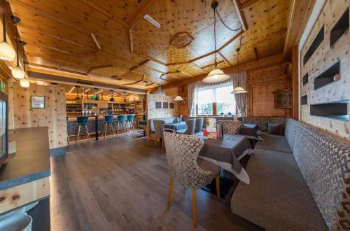 a dining room with a table and chairs at Hotel Waldfrieden in Schladming