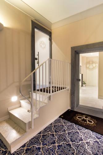 a staircase in a room with a stair case at Magi House Relais in Sorrento