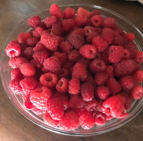 a bowl of raspberries sitting on a table at Bed & Breakfast Casa Marinella in Lenna