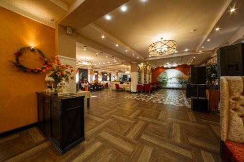een lobby van een hotel met een salon bij Hotel Onegin in Stavropol