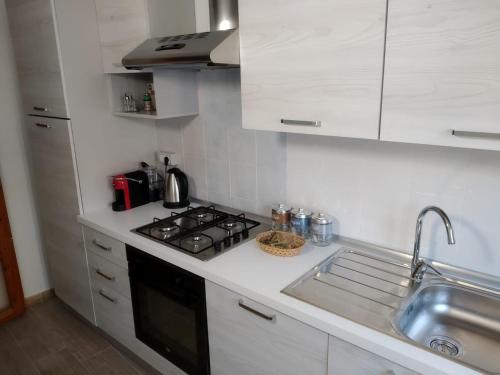 Kuchyň nebo kuchyňský kout v ubytování CASA FIGUS Via Azuni 5 Narbolia