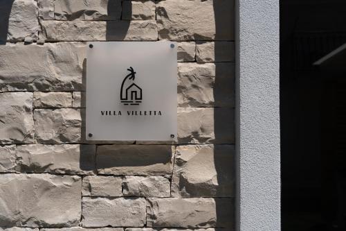 a sign on the side of a brick wall at Villa Villetta in Novigrad Istria