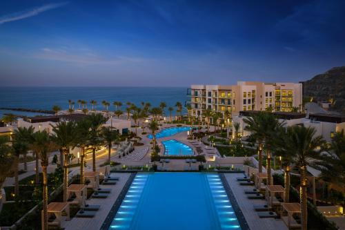 einen Luftblick auf ein Resort mit einem Pool in der Unterkunft Address Beach Resort Fujairah in Al Aqah