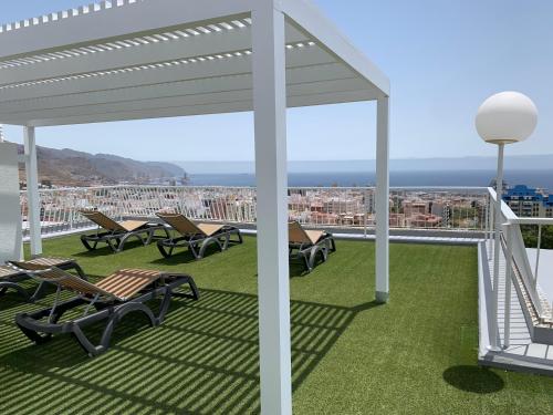 un patio con sillas y vistas a la ciudad en Apartamentos Bruja, en Santa Cruz de Tenerife
