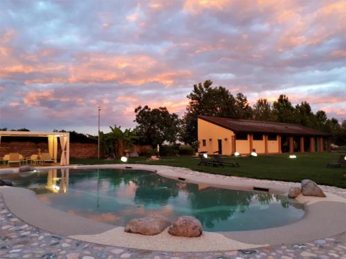 einen Pool in einem Hof mit einem Gebäude in der Unterkunft Agriturismo Casalbergo in Isola della Scala